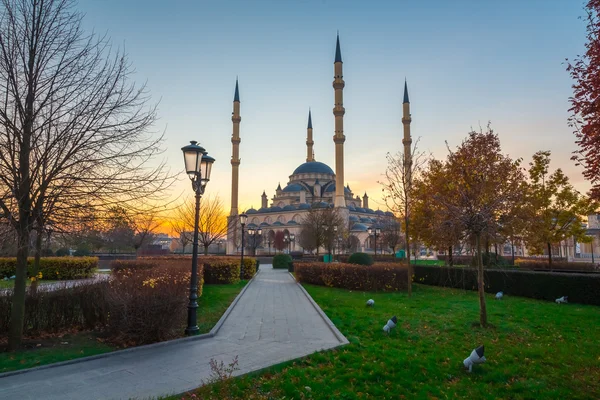 De moskee vernoemd naar Akhmad Kadyrov in Grozny — Stockfoto