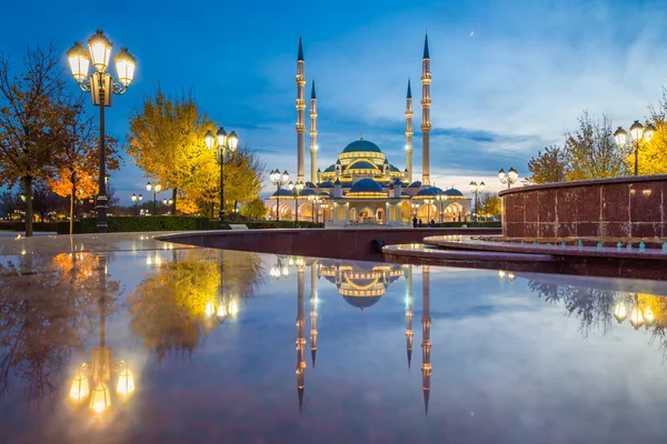 De moskee vernoemd naar Akhmad Kadyrov in Grozny — Stockfoto