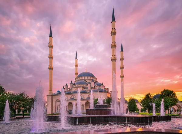 De moskee vernoemd naar Akhmad Kadyrov in Grozny — Stockfoto