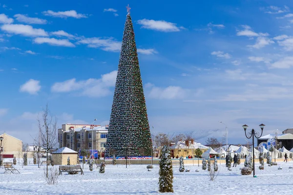 Χριστουγεννιάτικο δέντρο στο Γκρόζνυ — Φωτογραφία Αρχείου