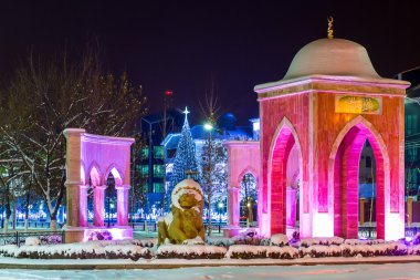 Grozni sokaklarında gece. Noel dekorasyon Grozni