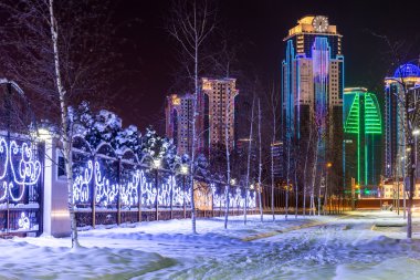 Grozni sokaklarında gece. Noel dekorasyon Grozni
