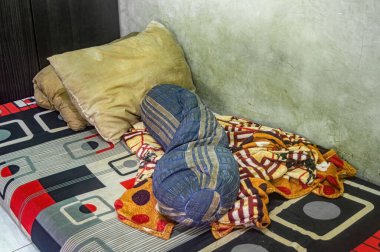 Renkli battaniyeli dağınık yatak odası dağınık yastıklar ve yumuşak kumaşlar. Samimi, uzayda yaşayan günlük konfor, kusur ve samimi iç gerçekliği yakalayan biri.