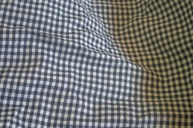 Siyah beyaz pamuklu kumaşa yakın, klasik damalı desenli ve yumuşak kıvrımlı, arka plan, tekstil ve kırsal cazibeli tasarımlar için idealdir..