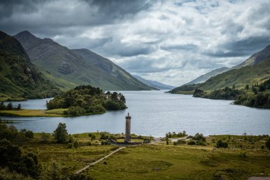 İskoçya 'daki Bulutlu Gökyüzü altında Glenfinnan Anıtı ve Loch Shiel' in Manzarası