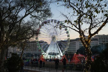 Eduardo 7. Park, Lizbon, Portekiz 'de Dönme Dolap ve Noel Dekorasyonları