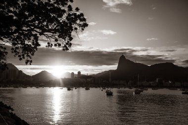 Urca, Rio de Janeiro, Brezilya 'dan Corcovado Dağı üzerinde gün doğumunun Sepia Manzarası