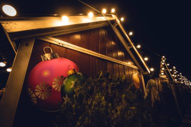 Rossio Meydanı - Lizbon, Portekiz 'de Işıklı Noel Dükkanı