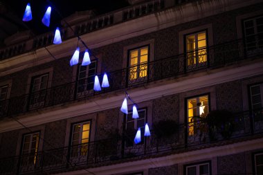 Lizbon şehir merkezinde Yılbaşı Sokak Işığı Tarihi Mimarlığa Karşı - Portekiz