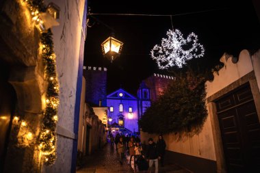 Noel 'de Obidos' ta Aydınlatılmış Çan Kulesi ve Kale Duvarları Gece Manzarası - Portekiz