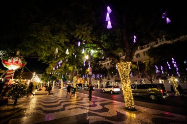 Mor Fenerler ve Altın Sandıklar Rossio Meydanı 'nı aydınlatıyor - Lizbon, Portekiz