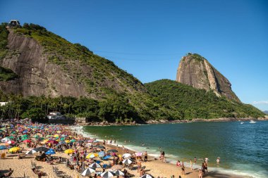 Praia Vermelha 'da Kalabalık Yaz Günü Sugarloaf Dağı Denizin Üzerinde Yükseliyor Rio de Janeiro, Brezilya