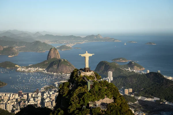 Brezilya 'nın Rio de Janeiro şehrinde yaz günü Guanabara Körfezi ve Sugarloaf Dağı ile birlikte Corcovado Dağı' nın havadan görünüşü