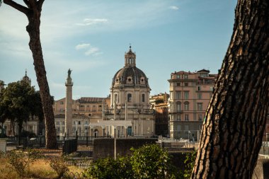 Santissimo Kilisesi 'nin çerçeveli görüntüsü Nome di Maria al Foro Traiano, Roma, İtalya