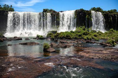 Iguazu Şelalesi ve Rocky Riverbed 'in Foz do Iguacu, Brezilya' daki geniş manzarası
