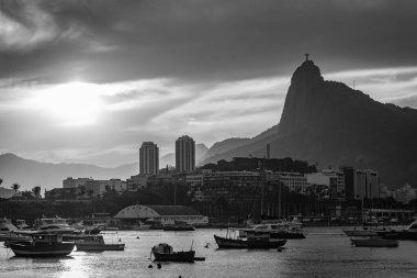 Corcovado ve Guanabara Körfezi Mureta da Urca 'dan Siyah ve Beyaz - Rio de Janeiro, Brezilya