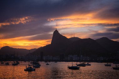 Urca 'dan Alacakaranlık Gökyüzü İsa' nın üzerinde ve Guanabara Körfezi - Rio de Janeiro, Brezilya