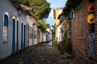 Brezilya 'nın Paraty Tarihi Merkezi' nde Renkli Kapılı Koloni Geçidi