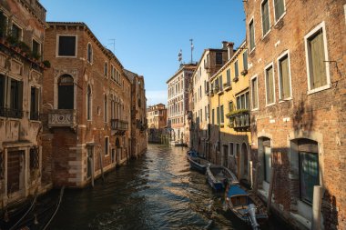 Venedik, İtalya 'daki Eski Binalar Arasındaki Günışığı Kanalı