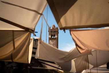 Piazza delle Erbe, Verona, İtalya 'dan Torre dei Lamberti' yi çerçeveleten piyasa çıkışları