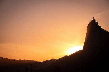 Rio de Janeiro, Brezilya 'daki Corcovado Dağı' nın Arkasında Sıcak Gün Batımı