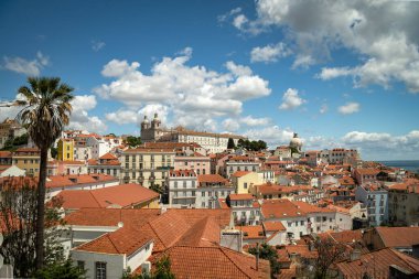 Alfama Çatıları ve Sao Vicente de Fora Manastırı Miradouro das Portas do Sol - Lizbon, Portekiz