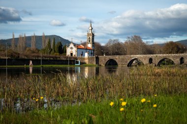 Ponte de Lima Köprüsü ve Kilisesi, Portekiz Riverside Manzarası