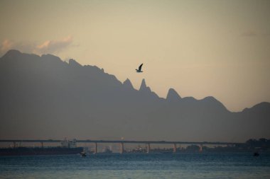 Rio-Niteroi Köprüsü, Serra dos Orgos ve Dedo de Deus ile Urca 'dan Sunset - Rio de Janeiro, Brezilya