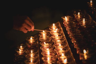 El Işığı Dua Mumları Düşük Işıkta