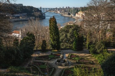 Douro Nehri ve Palacio de Cristal Gardens 'tan Arrbida Köprüsü - Porto, Portekiz