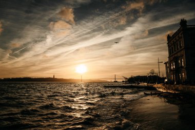 Tagus 'un Riverside Sunset Manzarası ve Lizbon, Portekiz' deki 25 de Abril Köprüsü