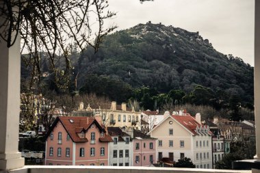 Sintra, Portekiz 'de Castelo dos Mouros' un Altındaki Renkli Evler