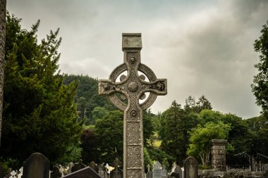 Glendalough, İrlanda 'daki Manastır Alanında Mezarlıklarla çevrili Eski Kelt Haçı