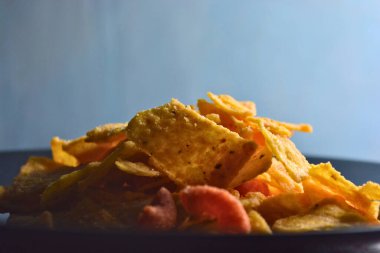 Lezzetli nachos ve renkli cipsli kase.