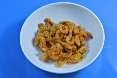 Mavi arkaplanda kızarmış karides..