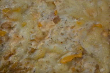 ev yapımı pizza peynir ve sosis ile