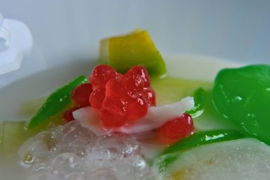 Yeşil yapraklı dondurma.