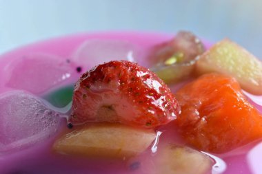 Bir kasede çilekli smoothie