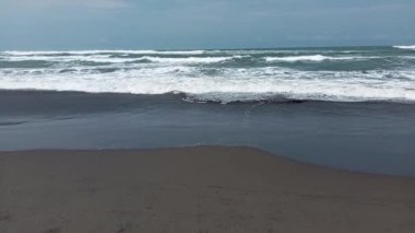 dalgalar ve deniz siyah ve beyaz