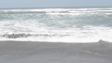 Kumlu sahilde Karadeniz dalgası.