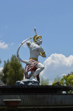 Tanrıların tapınağında heykel