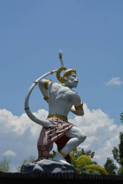 Ubud, Bali 'deki tapınakta Hindu tanrısının heykeli. Endonezya.