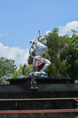 Tapınağın çatısında heykel var.