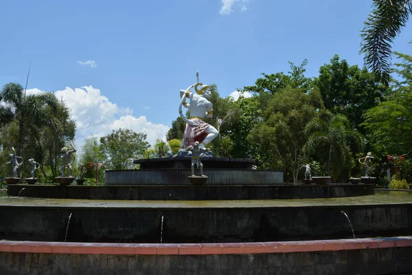 Tanrı 'nın Kralının Anıtı, Kralın Tanrısı, Başkent' in ortasında.