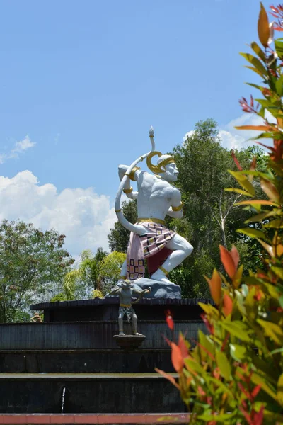 Parktaki aslan heykeli.