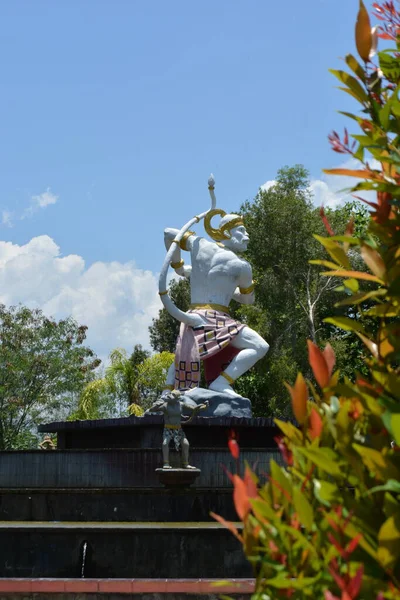 Gökyüzünün arka planında bulutlu Buda heykeli. Tayland