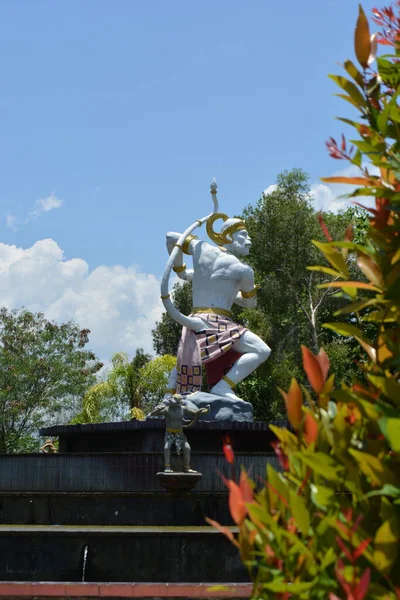 Şehirde bir Buda heykeli