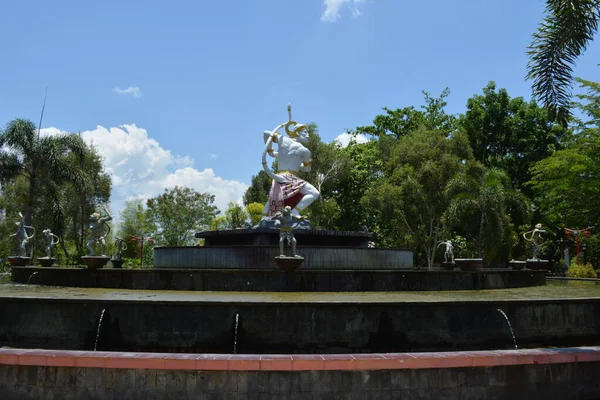 Tayland parkındaki çeşme.