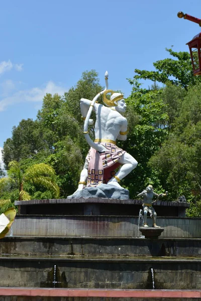 Tayland şehrinin bahçesinde bir heykel heykeli