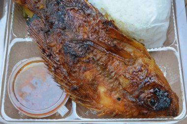 Pilav ve soslu ızgara somon bifteği.